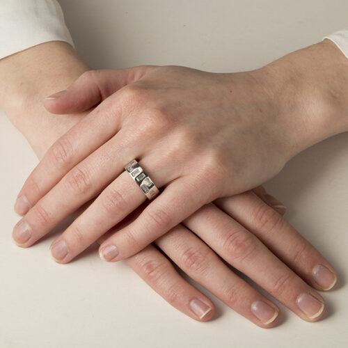 Structurale bague or et diamants taille baguette