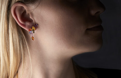 Ancapa Boucles d'oreilles or saphirs multicolores portée De Gralie