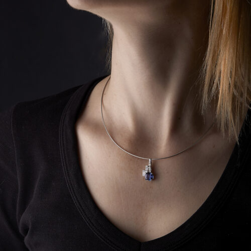 Céladon Pendentif or diamants saphir portée De Gralie