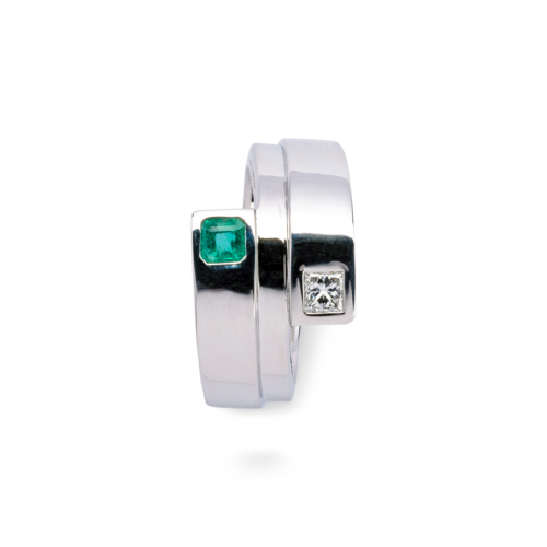 photo de Dualité bague vue de dessusor diamant et émeraude taille carré De Gralie portée
