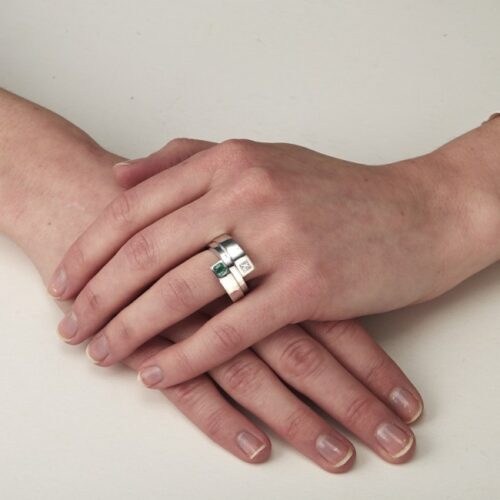 photo de Dualité bague or diamant et émeraude taille carré De Gralie portée