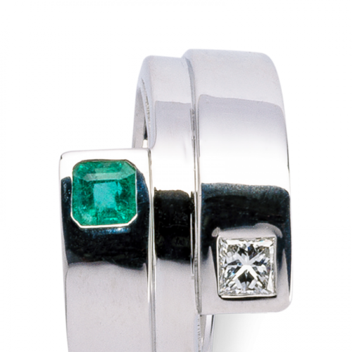 photo de Dualité bague vue zoomée or diamant et émeraude taille carré De Gralie portée