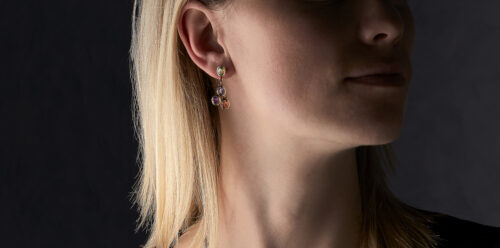 Kyrielle Boucles d'oreilles or saphirs multicolores portées De Gralie