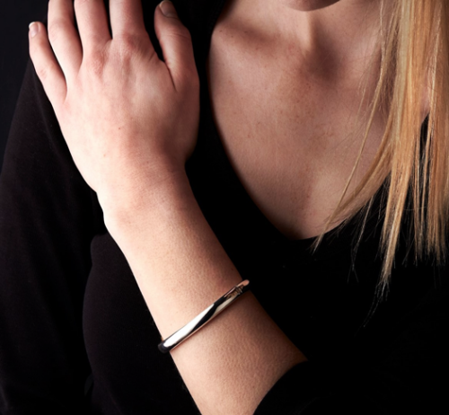 Locked bracelet or menotte fermoir cliquet portée De Gralie
