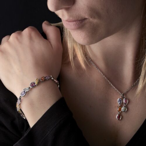 Maduraï bracelet or serti clos saphir multicolores portée De Gralie