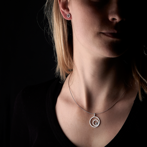Pollux Boucles d'oreilles or diamants portée De Gralie