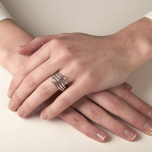 Satellite bague or et diamants De Gralie portée