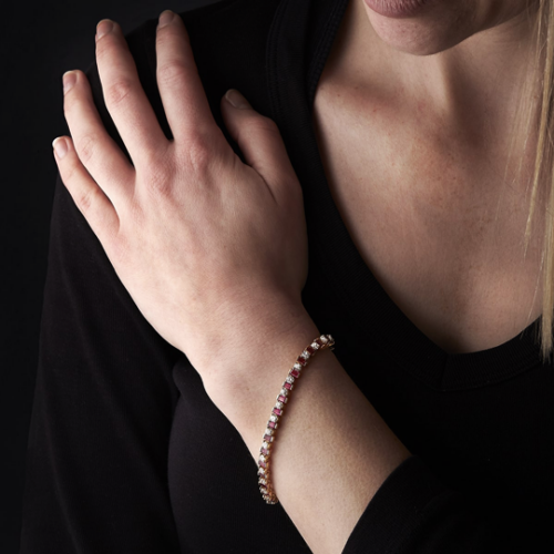 Vagabonde bracelet or serti griffes diamants rubis demi clos portée De Gralie