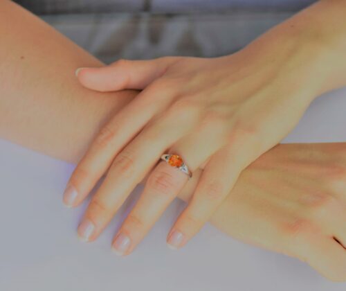 Clémentine bague or saphir orange portée De Gralie