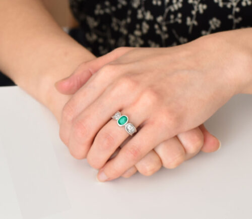 Éden bague or émeraude diamants portée De Gralie