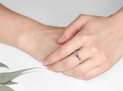 Ruban bague or diamants rubis Portée De Gralie