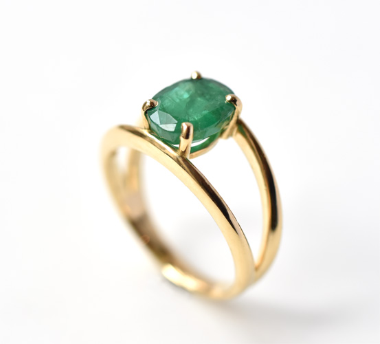 Bague en or massif avec une émeraude centrale