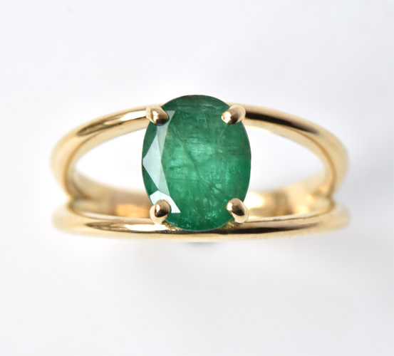 bague en or jaune avec une grosse émeraude centrale