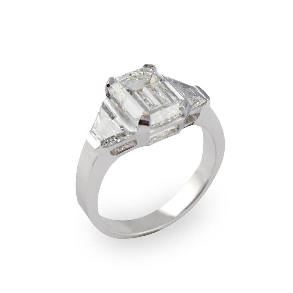 bague de fiançailles gros diamant taille émeraude paris