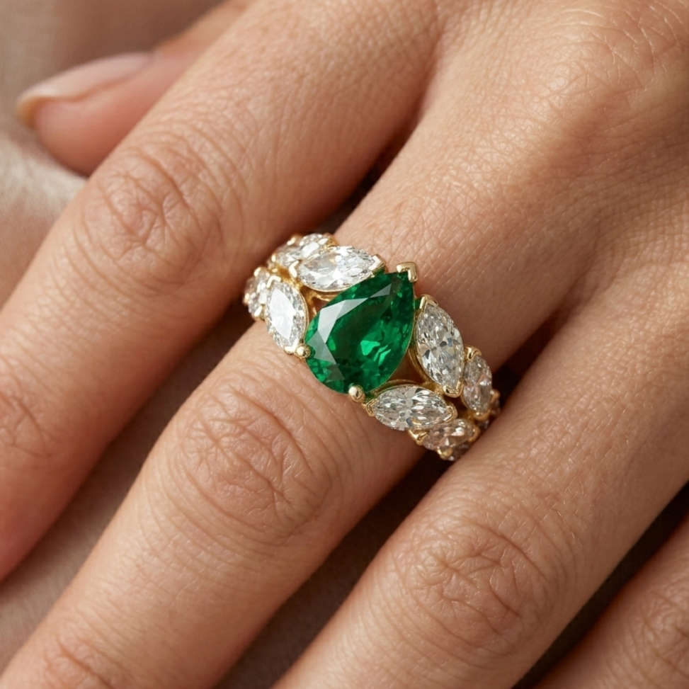 bague sur mesure émeraude et diamants taille marquise paris